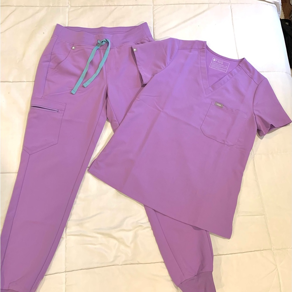 FIGS scrubs size XS in Lilac Dawn shade